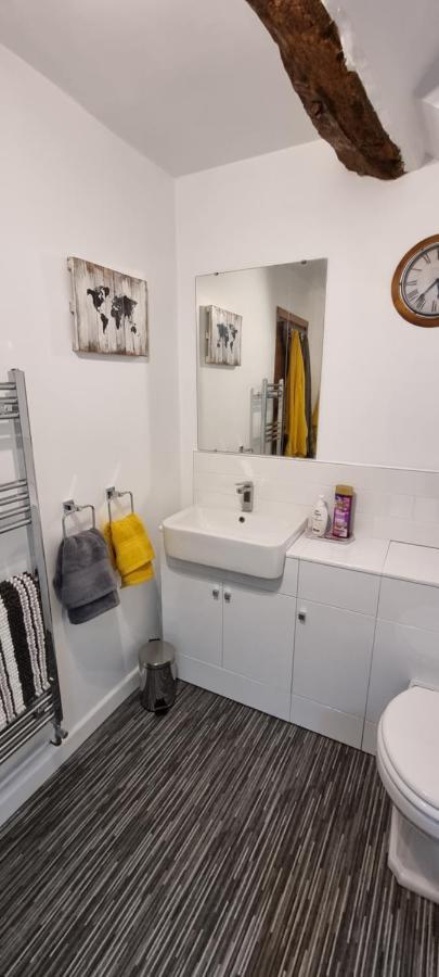 Modern And Spacious 2 Bedroom Apartment With Free Parking Llansantffraid Llansantffraid Glyn Ceiriog Esterno foto
