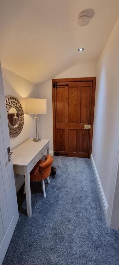 Modern And Spacious 2 Bedroom Apartment With Free Parking Llansantffraid Llansantffraid Glyn Ceiriog Esterno foto