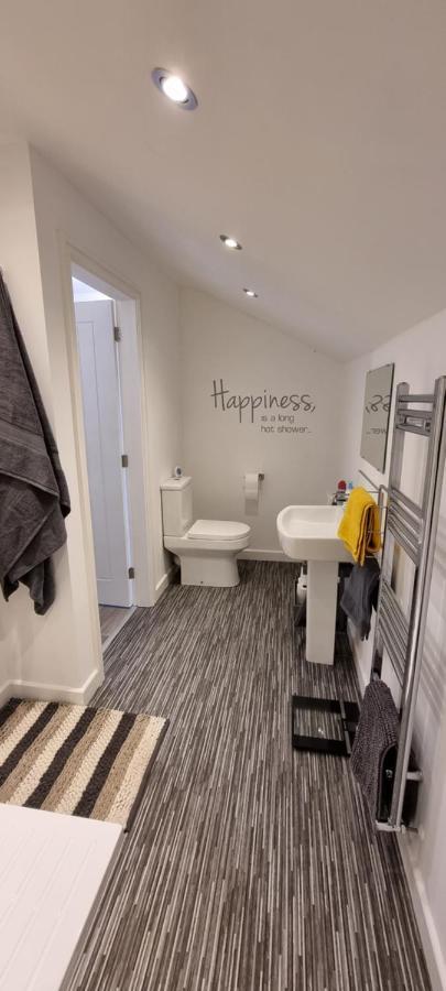 Modern And Spacious 2 Bedroom Apartment With Free Parking Llansantffraid Llansantffraid Glyn Ceiriog Esterno foto