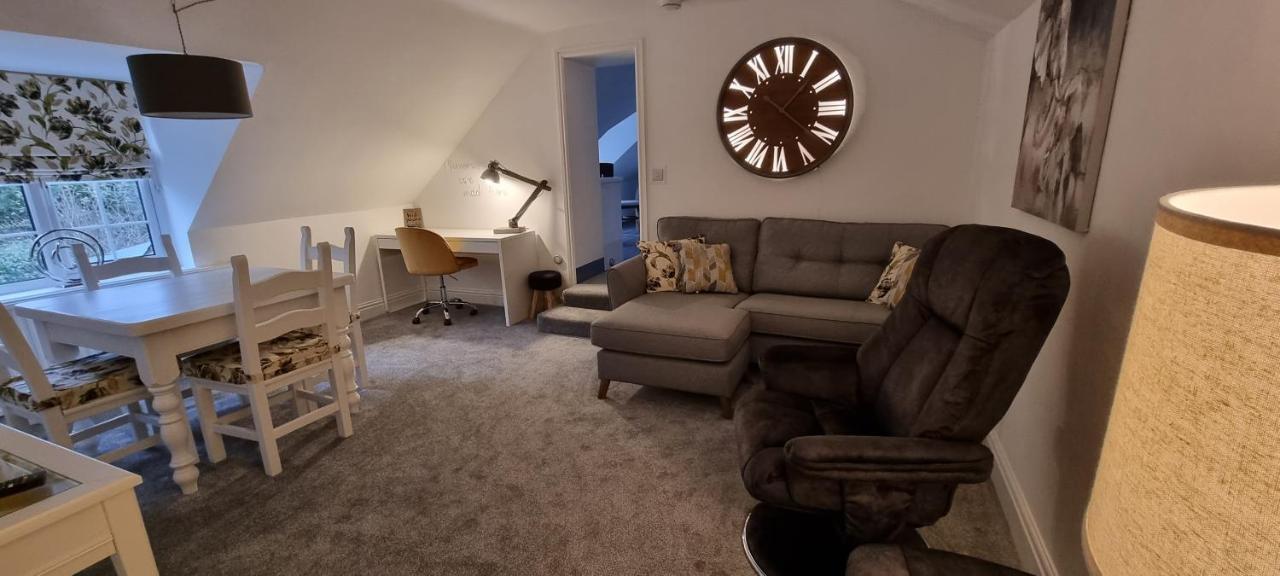 Modern And Spacious 2 Bedroom Apartment With Free Parking Llansantffraid Llansantffraid Glyn Ceiriog Esterno foto