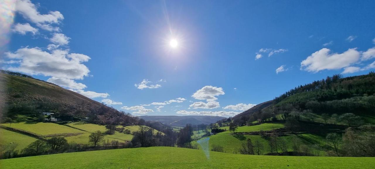 Modern And Spacious 2 Bedroom Apartment With Free Parking Llansantffraid Llansantffraid Glyn Ceiriog Esterno foto