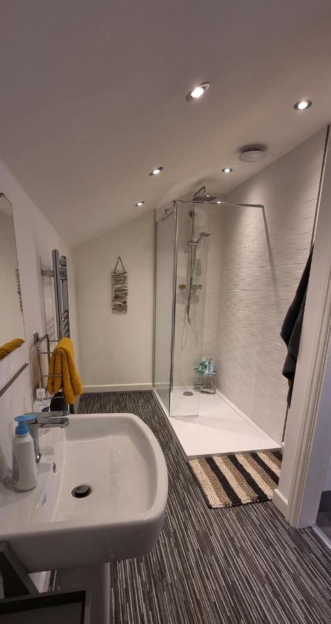 Modern And Spacious 2 Bedroom Apartment With Free Parking Llansantffraid Llansantffraid Glyn Ceiriog Esterno foto