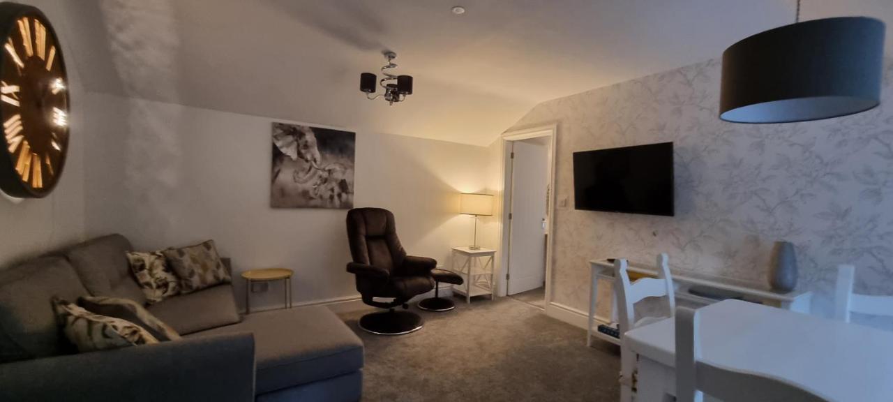 Modern And Spacious 2 Bedroom Apartment With Free Parking Llansantffraid Llansantffraid Glyn Ceiriog Esterno foto